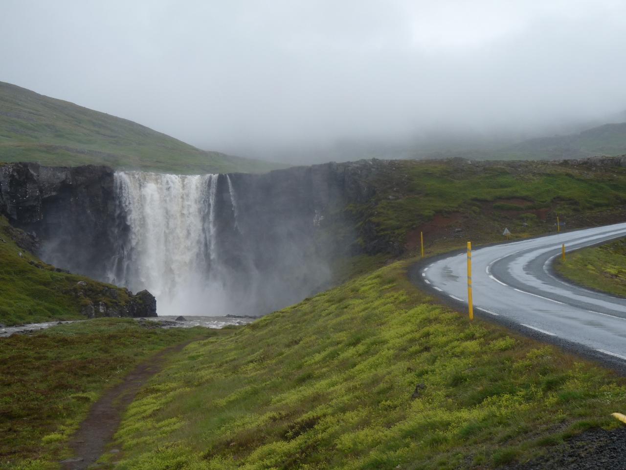 une cascade islandaise