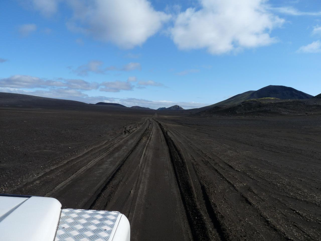 piste dans le sable noir