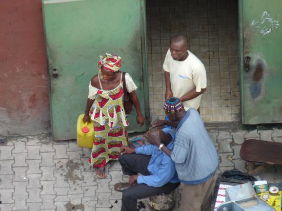 petit metier coiffeur sur port conakry