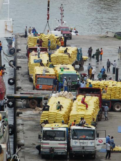 chargement du riz a conakry