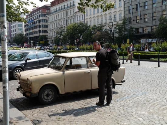 vieille voiture indestructible à Prague