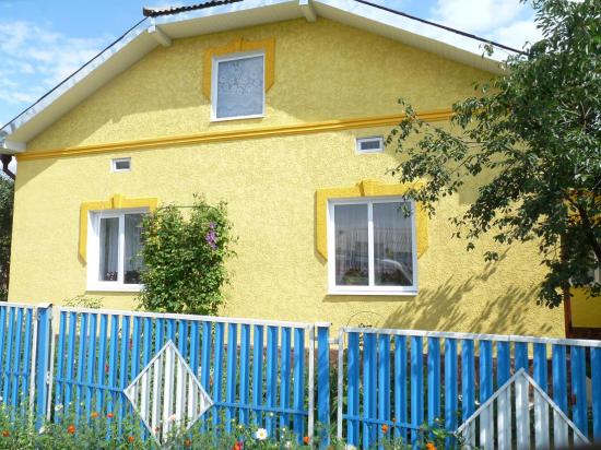 jolie maison décorée de fleurs aux fenêtres