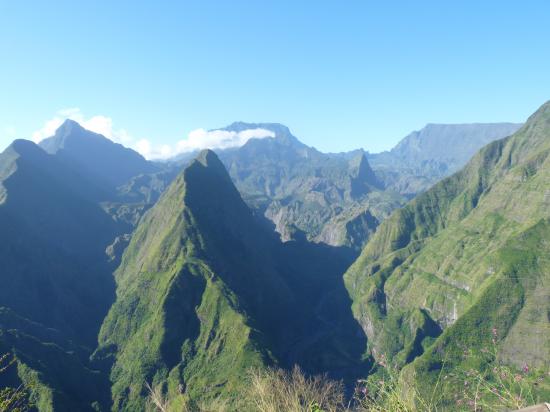 cirque de mafate depuis la roche vert bouteille